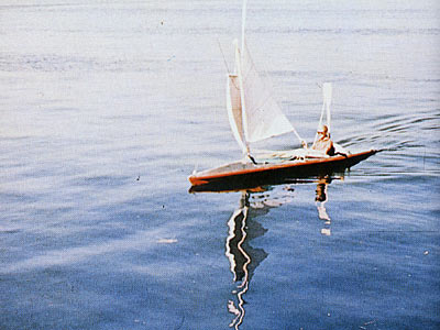 Lindemann im Boot auf dem Meer; Rechte: Lindemann