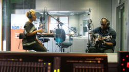 Die Sngerin Emeli Sand singt im Studio von NDR 2 und wird dabei von ihrem Gitarristen Adrian begleitet.  NDR 2 