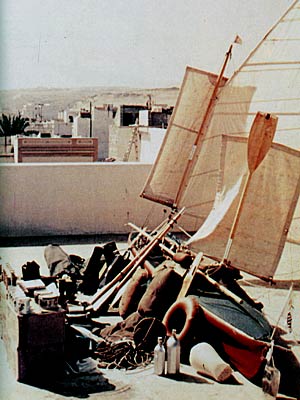 Das Boot mit ausgepackter Ausrstung; Rechte: Lindemann